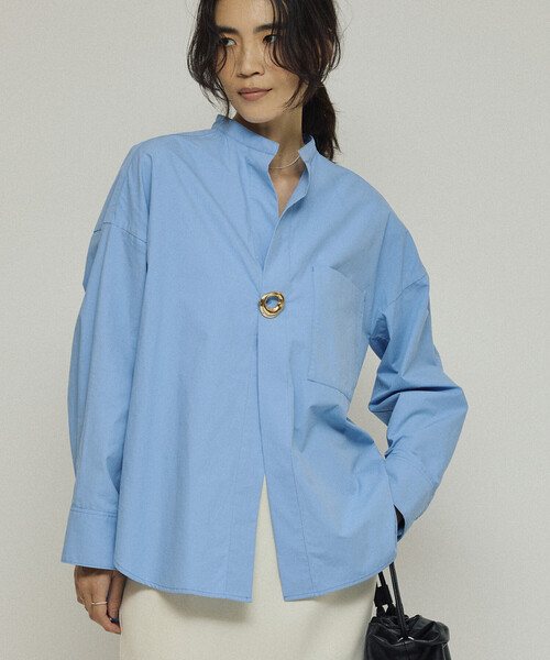 Firsthand(ファーストハンド)の「Firsthand/ファーストハンド オーバーサイズ ロングスリーブ ブローチシャツ / バンドカラーシャツ(シャツ/ブラウス・レディース・サックスブルー/ホワイト/その他13・フリ-)」の2枚目の写真