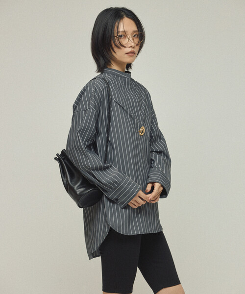 Firsthand(ファーストハンド)の「Firsthand/ファーストハンド オーバーサイズ ロングスリーブ ブローチシャツ / バンドカラーシャツ(シャツ/ブラウス・レディース・サックスブルー/ホワイト/その他13・フリ-)」の4枚目の写真