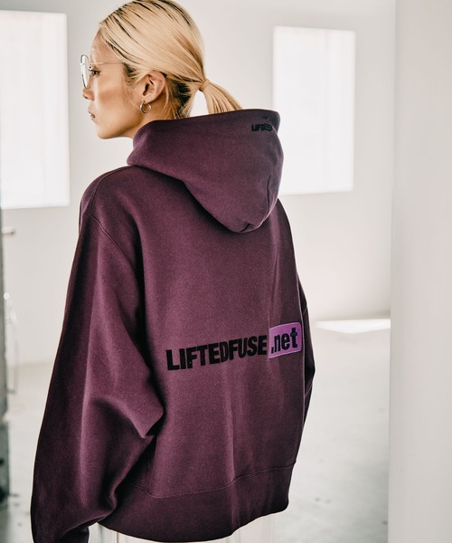 HEREIAM（ヘレイアム）の「【HEREIAM】ユニセックス／今年らしく着丈をアップデート。ワッペンロゴフーディー（パーカー・レディース・ホワイト/ブラック/ブラウン/アクア・MEDIUM/LARGE）」の3枚目の写真