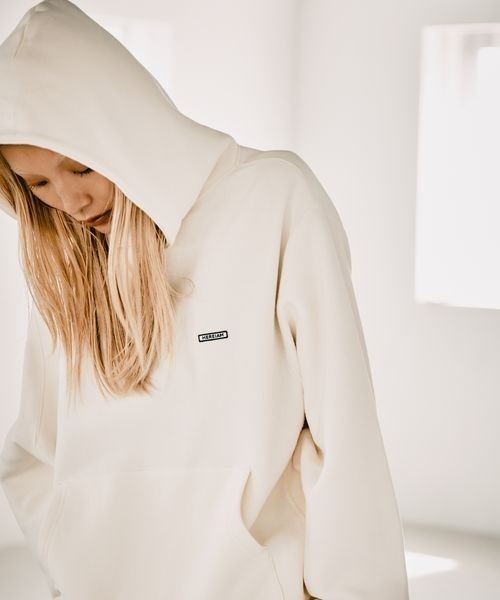 HEREIAM（ヘレイアム）の「【HEREIAM】ユニセックス／今年らしく着丈をアップデート。ワッペンロゴフーディー（パーカー・レディース・ホワイト/ブラック/ブラウン/アクア・MEDIUM/LARGE）」の2枚目の写真