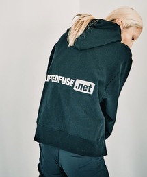 HEREIAM | 【HEREIAM】ユニセックス/今年らしく着丈をアップデート。ワッペンロゴフーディー(パーカー)