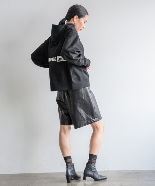 HEREIAM（ヘレイアム）の「【HEREIAM】ユニセックス／今年らしく着丈をアップデート。ワッペンロゴフーディー（パーカー・レディース・ホワイト/ブラック/ブラウン/アクア・MEDIUM/LARGE）」の17枚目の写真