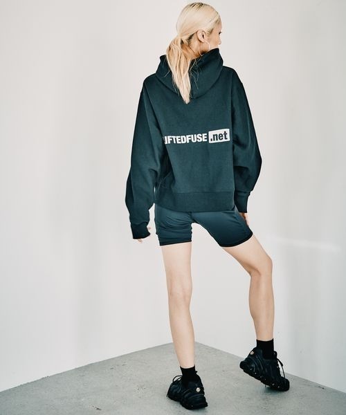 HEREIAM（ヘレイアム）の「【HEREIAM】ユニセックス／今年らしく着丈をアップデート。ワッペンロゴフーディー（パーカー・レディース・ホワイト/ブラック/ブラウン/アクア・MEDIUM/LARGE）」の8枚目の写真