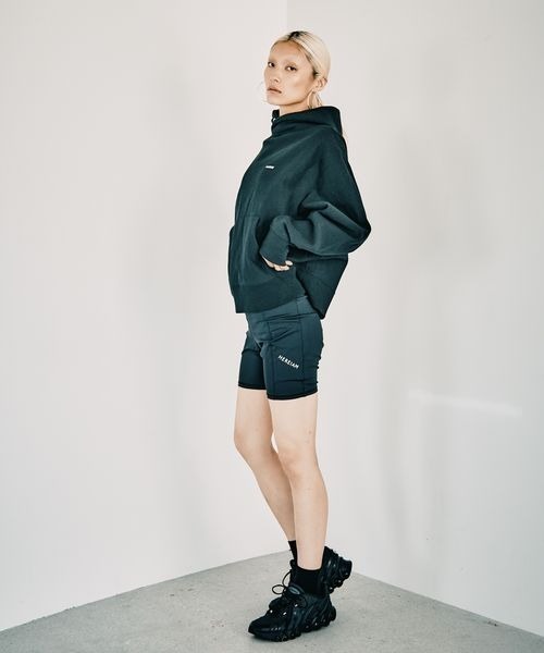 HEREIAM（ヘレイアム）の「【HEREIAM】ユニセックス／今年らしく着丈をアップデート。ワッペンロゴフーディー（パーカー・レディース・ホワイト/ブラック/ブラウン/アクア・MEDIUM/LARGE）」の9枚目の写真