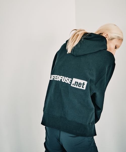 HEREIAM（ヘレイアム）の「【HEREIAM】ユニセックス／今年らしく着丈をアップデート。ワッペンロゴフーディー（パーカー・レディース・ホワイト/ブラック/ブラウン/アクア・MEDIUM/LARGE）」の10枚目の写真