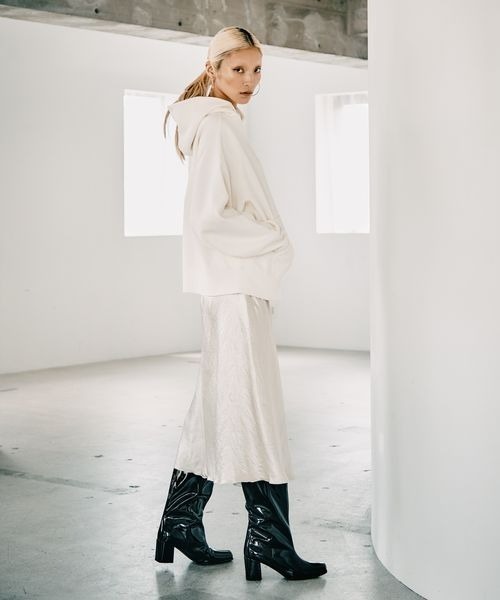 HEREIAM（ヘレイアム）の「【HEREIAM】ユニセックス／今年らしく着丈をアップデート。ワッペンロゴフーディー（パーカー・レディース・ホワイト/ブラック/ブラウン/アクア・MEDIUM/LARGE）」の12枚目の写真