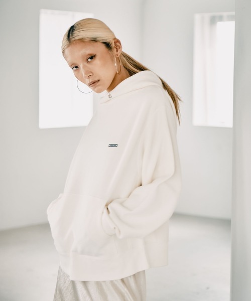 HEREIAM（ヘレイアム）の「【HEREIAM】ユニセックス／今年らしく着丈をアップデート。ワッペンロゴフーディー（パーカー・レディース・ホワイト/ブラック/ブラウン/アクア・MEDIUM/LARGE）」の14枚目の写真