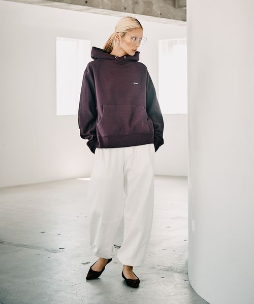 HEREIAM（ヘレイアム）の「【HEREIAM】ユニセックス／今年らしく着丈をアップデート。ワッペンロゴフーディー（パーカー・レディース・ホワイト/ブラック/ブラウン/アクア・MEDIUM/LARGE）」の16枚目の写真