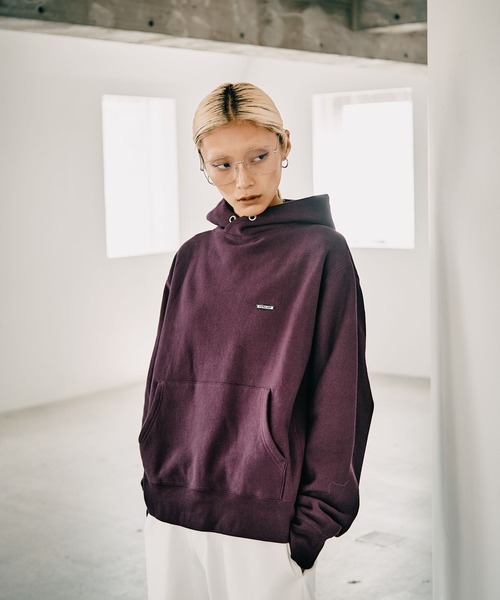 HEREIAM（ヘレイアム）の「【HEREIAM】ユニセックス／今年らしく着丈をアップデート。ワッペンロゴフーディー（パーカー・レディース・ホワイト/ブラック/ブラウン/アクア・MEDIUM/LARGE）」の5枚目の写真