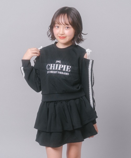 URBAN CHERRY(アーバンチェリー)の「【CHIPIE/シピ】レースリボンカットショルダートップス+ティアードスカート(スウェット・キッズ・ホワイト/ブラック/グレー・140cm/130cm/120cm/110cm/150cm)」の2枚目の写真