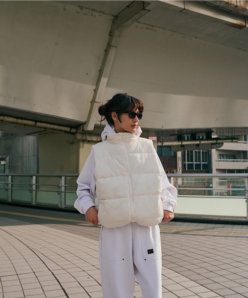 RVCA(ルーカ)の「RVCA レディース RVCA PUFFER VEST ベスト 【2025年秋冬モデル】/ルーカエコダウンベスト(ベスト・レディース・ホワイト系その他/ブラック・SMALL/LARGE/MEDIUM)」の2枚目の写真