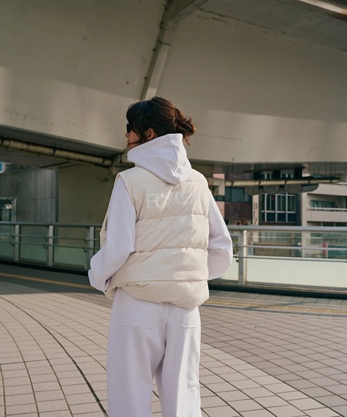 RVCA(ルーカ)の「RVCA レディース RVCA PUFFER VEST ベスト 【2025年秋冬モデル】/ルーカエコダウンベスト(ベスト・レディース・ホワイト系その他/ブラック・SMALL/LARGE/MEDIUM)」の3枚目の写真