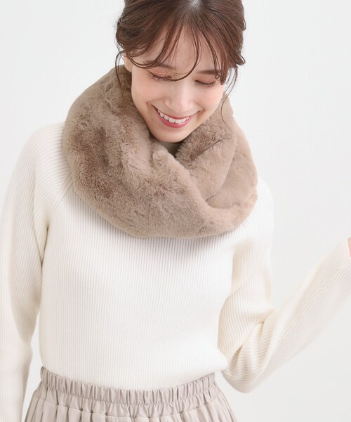 SHOO・LA・RUE（シューラルー）の「フェイクファースヌード（ストール/ショール・レディース・グレー/アイボリー/ダークブラウン・00）」の4枚目の写真