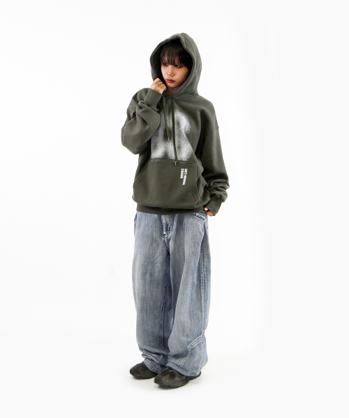 CRIGUN(クリガン)の「エフェクトグラフィックス フードパーカー カーキ(パーカー・レディース・カーキ・X-LARGE/XX-LARGE/MEDIUM/LARGE)」の3枚目の写真