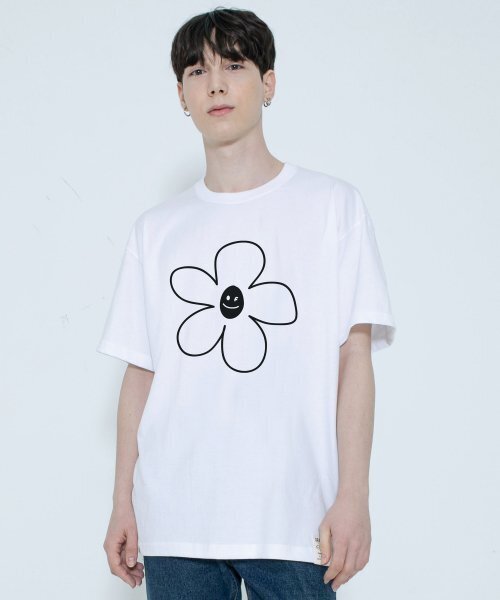 GRAVER（グレーバー）の「[ユニセックス]ビッグフラワーラインドローイングスマイル半袖Tシャツ_ホワイト（Tシャツ/カットソー・レディース・ホワイト・X-LARGE/LARGE/MEDIUM/SMALL）」の2枚目の写真
