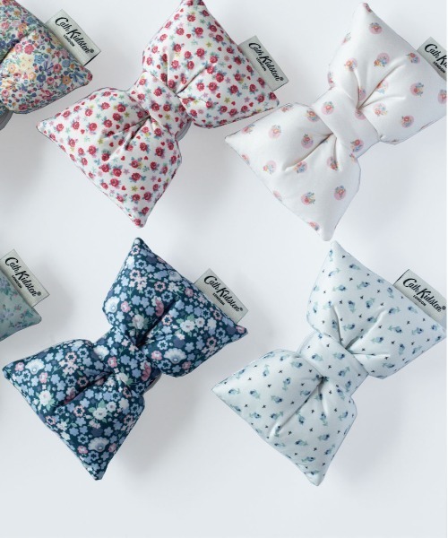 Cath Kidston（キャスキッドソン）の「パフィーリボンフォングリップ Rose Miniature（スマホグッズ・レディース・サックスブルー・FREE）」の2枚目の写真