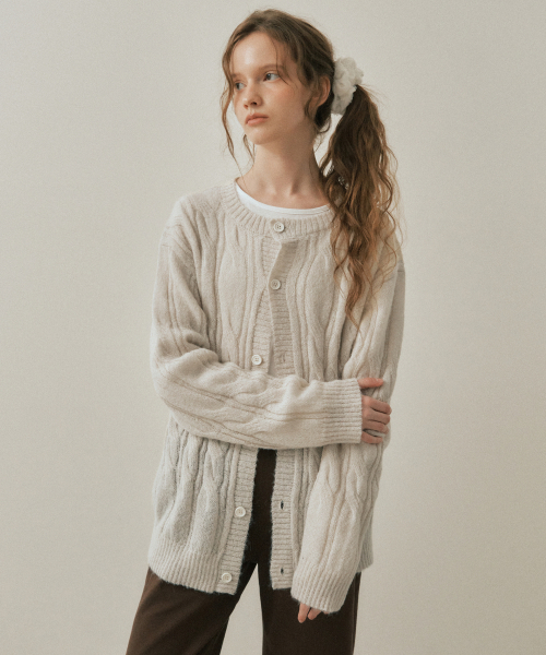 WEDNESDAYOASISFORWOMEN(ウェンズデー オアシス フォー ウーマン)の「W/アランケーブルヘアリーウールニットカーディガン_LIGHT BEIGE(WC25-KN69)(カーディガン/ボレロ・レディース・オートミール・MEDIUM/LARGE)」の1枚目の写真