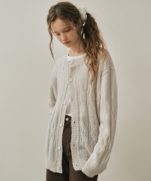WEDNESDAYOASISFORWOMEN(ウェンズデー オアシス フォー ウーマン)の「W/アランケーブルヘアリーウールニットカーディガン_LIGHT BEIGE(WC25-KN69)(カーディガン/ボレロ・レディース・オートミール・MEDIUM/LARGE)」の2枚目の写真