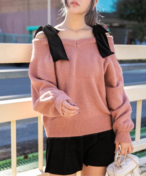 GORGE(ゴージ)の「《ベロアリボン×ふわモコ柔らか》ワイドネックニットトップス 冬◎(ニット/セーター・レディース・オフホワイト/ピンク/チャコール・F)」の3枚目の写真