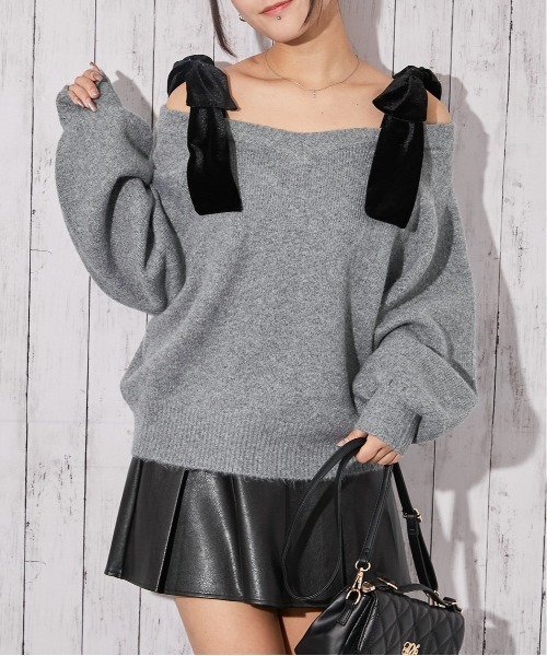 GORGE(ゴージ)の「《ベロアリボン×ふわモコ柔らか》ワイドネックニットトップス 冬◎(ニット/セーター・レディース・オフホワイト/ピンク/チャコール・F)」の2枚目の写真