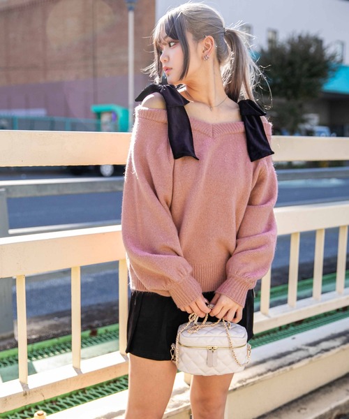 GORGE(ゴージ)の「《ベロアリボン×ふわモコ柔らか》ワイドネックニットトップス 冬◎(ニット/セーター・レディース・オフホワイト/ピンク/チャコール・F)」の4枚目の写真