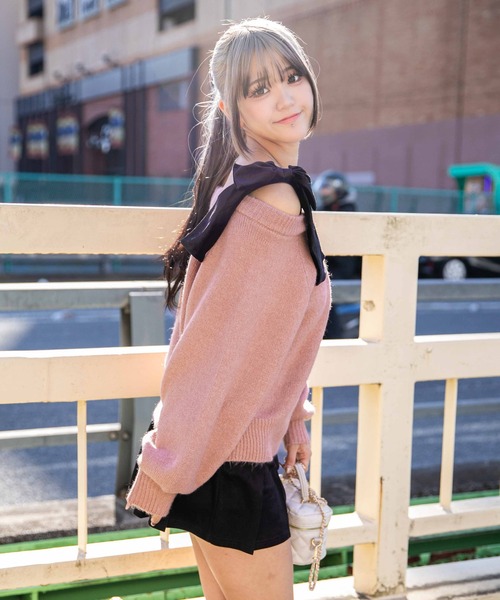 GORGE(ゴージ)の「《ベロアリボン×ふわモコ柔らか》ワイドネックニットトップス 冬◎(ニット/セーター・レディース・オフホワイト/ピンク/チャコール・F)」の5枚目の写真