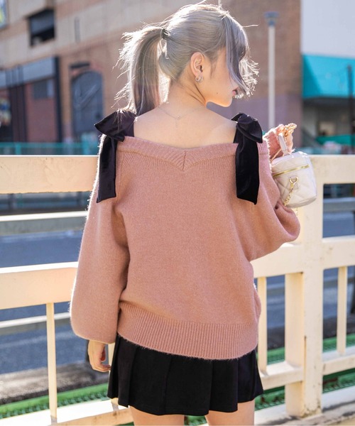 GORGE(ゴージ)の「《ベロアリボン×ふわモコ柔らか》ワイドネックニットトップス 冬◎(ニット/セーター・レディース・オフホワイト/ピンク/チャコール・F)」の6枚目の写真