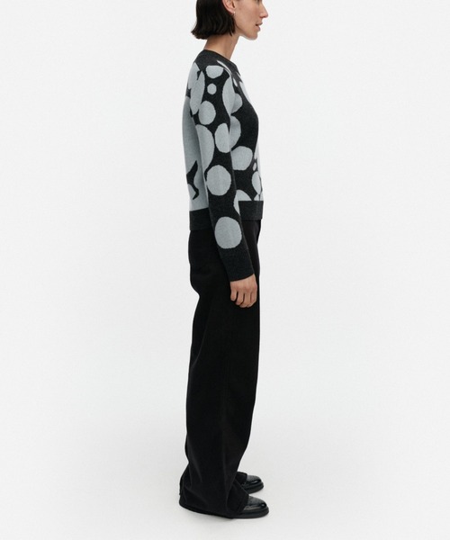 marimekko(マリメッコ)の「Aukio Unikko / knit pullover(ニット/セーター・レディース・グレイッシュブルー・MEDIUM/X-SMALL/SMALL/LARGE)」の2枚目の写真