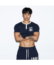 RVD（アールブイディー）の「(Rugby Campaign) ツートンマッスルフィットヘンリーネック半袖Tシャツ (イェールネイビー)（Tシャツ/カットソー）」