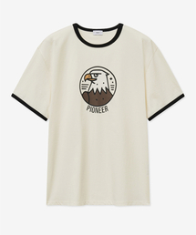 TNGT（ティーエヌジーティー）の「Pioneer Graphic Ringer T-Shirt (Black) TNTS5E215BK（Tシャツ/カットソー・メンズ）」