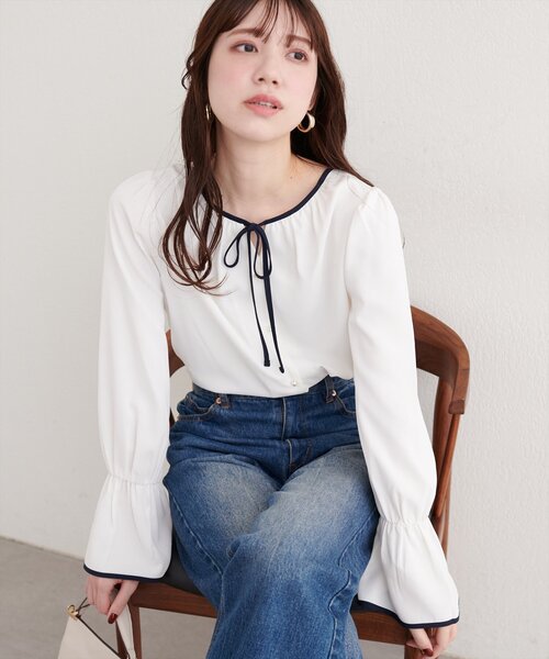 natural couture(ナチュラルクチュール)の「フロントリボン配色ブラウス(シャツ/ブラウス・レディース・チャコールグレー/オフホワイト/ネイビー/サックスブルー・FREE)」の2枚目の写真