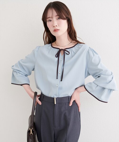 natural couture(ナチュラルクチュール)の「フロントリボン配色ブラウス(シャツ/ブラウス・レディース・チャコールグレー/オフホワイト/ネイビー/サックスブルー・FREE)」の4枚目の写真
