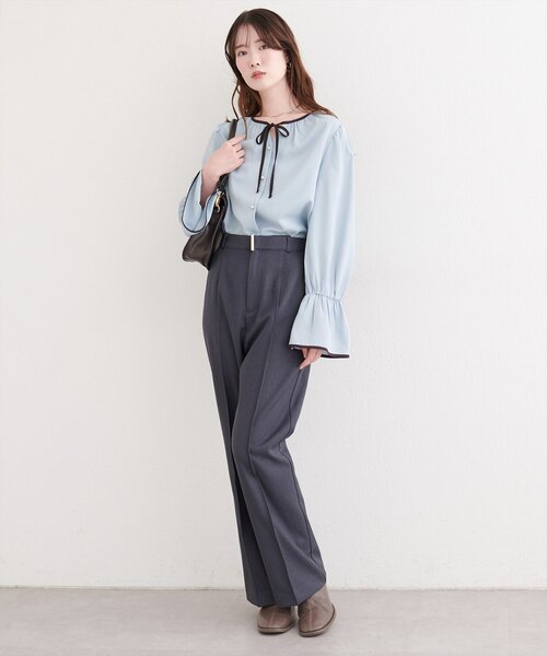 natural couture(ナチュラルクチュール)の「フロントリボン配色ブラウス(シャツ/ブラウス・レディース・チャコールグレー/オフホワイト/ネイビー/サックスブルー・FREE)」の11枚目の写真