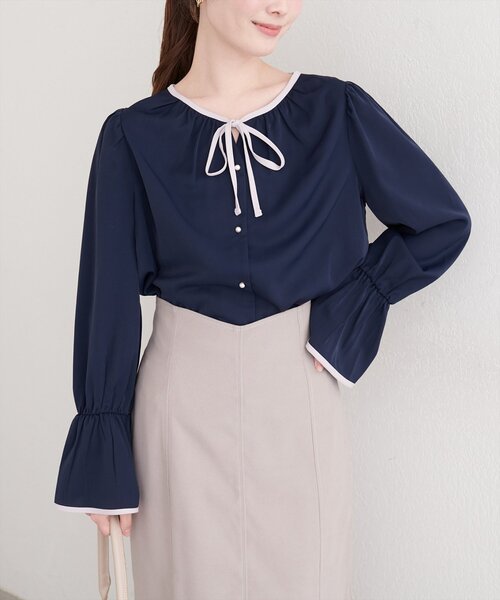natural couture(ナチュラルクチュール)の「フロントリボン配色ブラウス(シャツ/ブラウス・レディース・チャコールグレー/オフホワイト/ネイビー/サックスブルー・FREE)」の9枚目の写真