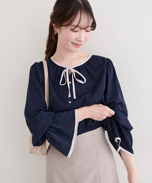 natural couture(ナチュラルクチュール)の「フロントリボン配色ブラウス(シャツ/ブラウス・レディース・チャコールグレー/オフホワイト/ネイビー/サックスブルー・FREE)」の8枚目の写真