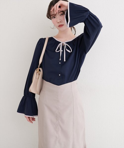 natural couture(ナチュラルクチュール)の「フロントリボン配色ブラウス(シャツ/ブラウス・レディース・チャコールグレー/オフホワイト/ネイビー/サックスブルー・FREE)」の7枚目の写真