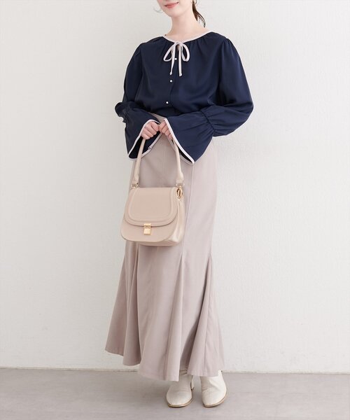 natural couture(ナチュラルクチュール)の「フロントリボン配色ブラウス(シャツ/ブラウス・レディース・チャコールグレー/オフホワイト/ネイビー/サックスブルー・FREE)」の6枚目の写真