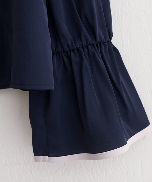 natural couture(ナチュラルクチュール)の「フロントリボン配色ブラウス(シャツ/ブラウス・レディース・チャコールグレー/オフホワイト/ネイビー/サックスブルー・FREE)」の5枚目の写真