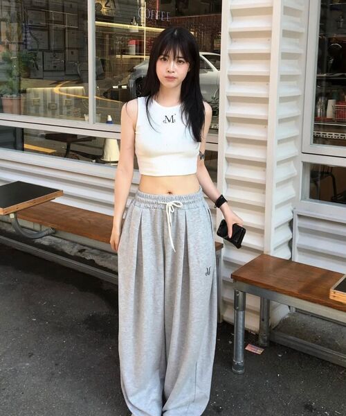 MUCENT(ムセント)の「シグニチャー4ピンタックワイドスウェットパンツ(2カラー)(スウェットパンツ・レディース・ブラック/グレー・SMALL/FREE)」の7枚目の写真