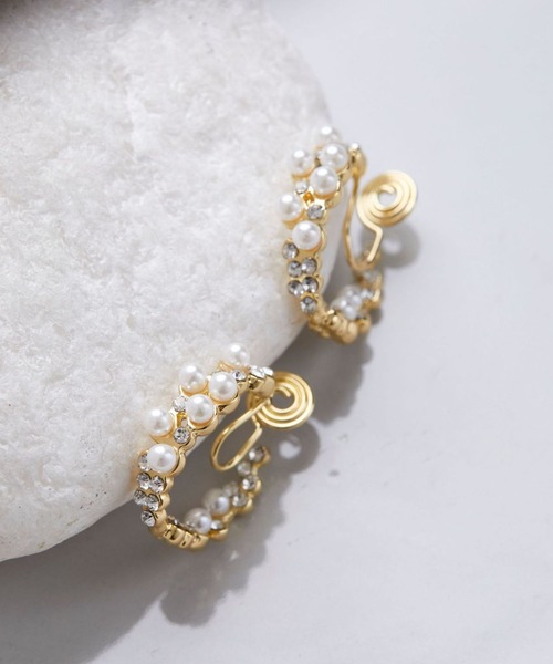 yu-ka(ユーカ)の「YU-KA:パールフープデザインイヤリング Pearl hoop design earring(イヤリング・レディース・ゴールド・FREE)」の1枚目の写真