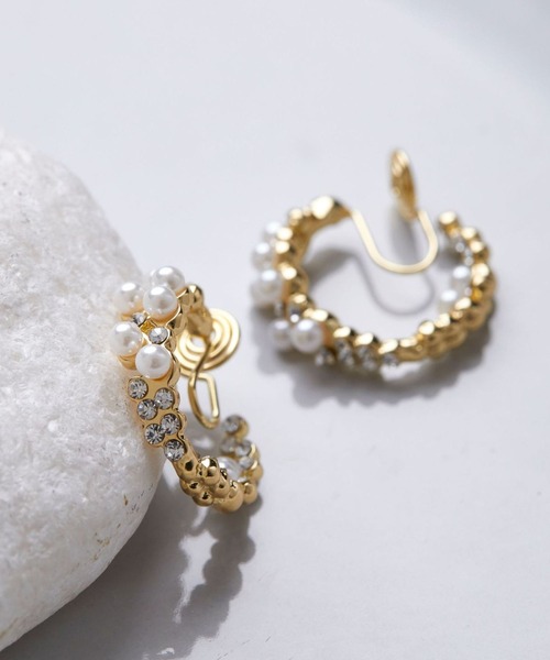 yu-ka(ユーカ)の「YU-KA:パールフープデザインイヤリング Pearl hoop design earring(イヤリング・レディース・ゴールド・FREE)」の2枚目の写真