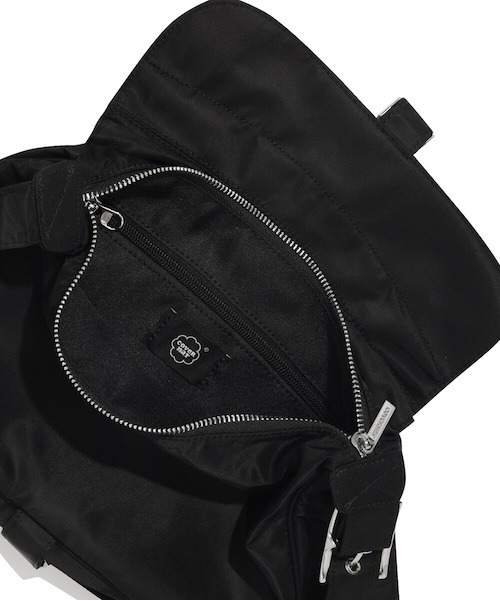 COVERNAT(カバーナット)の「CLOVER HEART NYLON BUCKLE SHOULDER BAG(ショルダーバッグ・レディース・ブラック・FREE)」の4枚目の写真