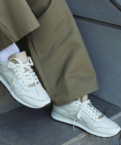 Reebok(リーボック)の「クラシックレザー / CLASSIC LEATHER(スニーカー・メンズ・アイボリー/グレー・24.5cm/23.5cm/23.0cm/22.5cm/29.0cm/28.5cm/28.0cm/27.5cm/27.0cm/26.5cm/26.0cm/25.5cm/25.0cm/24.0cm/31cm/30.0cm)」の2枚目の写真