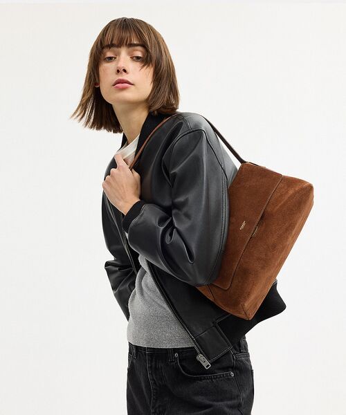 COACH(コーチ)の「チェルシー ショルダー バッグ 30(ショルダーバッグ・レディース・ブラウン系その他・ONE)」の4枚目の写真