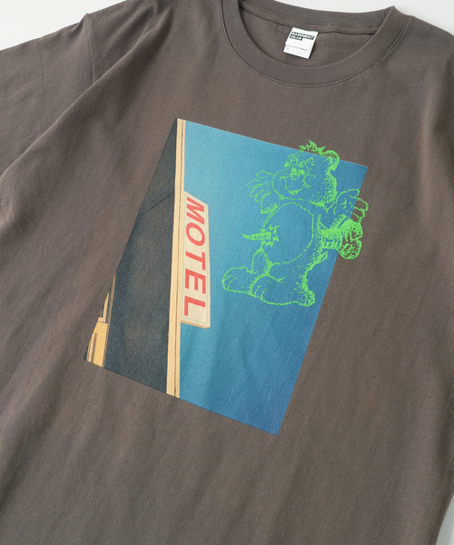 PULP/417EDIFICE(パルプフォーワンセブンエディフィス)の「UK ARTIST PROJECT【T-BONE】PHOTO TEE(Tシャツ/カットソー・メンズ・ブラウン・LARGE/MEDIUM/SMALL)」の3枚目の写真