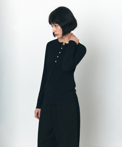 SIYAZU(シヤジュ)の「SITP5241 スラブヘンリーネックTシャツ_ブラック(Tシャツ/カットソー・レディース・ブラック・ONE)」の2枚目の写真