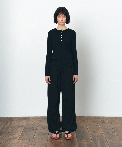 SIYAZU(シヤジュ)の「SITP5241 スラブヘンリーネックTシャツ_ブラック(Tシャツ/カットソー・レディース・ブラック・ONE)」の3枚目の写真
