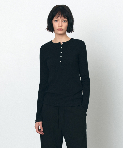 SIYAZU(シヤジュ)の「SITP5241 スラブヘンリーネックTシャツ_ブラック(Tシャツ/カットソー・レディース・ブラック・ONE)」の4枚目の写真