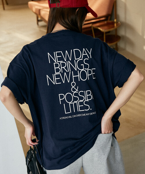 PUBLUX(パブリュクス)の「PUBLUX/パブリュクス <機能性素材>LOVE POP STUDIO NEW DAY タイポグラフィー Tシャツ 限定展開(Tシャツ/カットソー・メンズ・ブラック/ホワイト/ネイビー・L/M/S)」の3枚目の写真