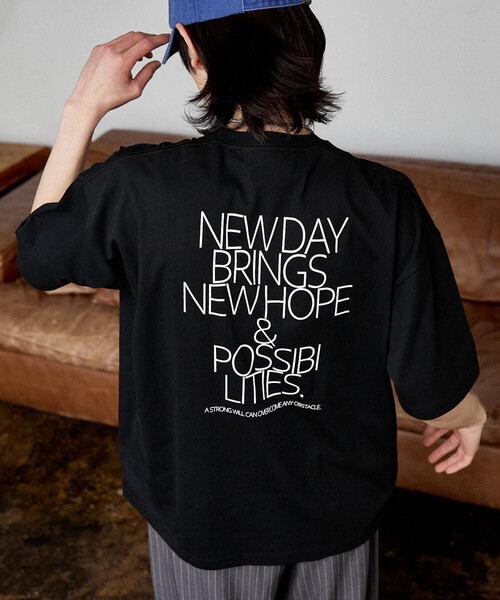 PUBLUX(パブリュクス)の「PUBLUX/パブリュクス <機能性素材>LOVE POP STUDIO NEW DAY タイポグラフィー Tシャツ 限定展開(Tシャツ/カットソー・メンズ・ブラック/ホワイト/ネイビー・L/M/S)」の2枚目の写真